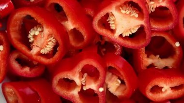 Dilimlenmiş Tatlı Cappie Pepper Siyah Yüzeyde Dönen Kırmızı Sebze Hareketi Döngüsü