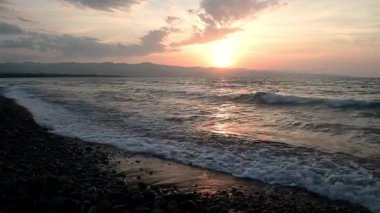 Görkemli bir 4K insansız hava aracı sekansı, Kıbrıs 'ta günbatımının son anlarını yüksek bir hava perspektifinden kaydediyor.