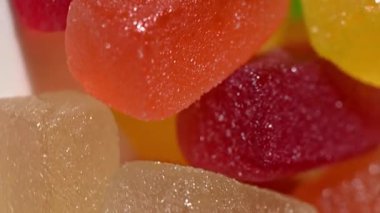 Gummy Candy 'nin Kaleydoskobu. Dikensiz 4K Hareketindeki Şeffaf Şekerler Hipnotik Girdabı.