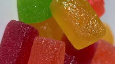 Renkli Jöle Şekerleri Siyah Yüzeyde Dönüyor Hareketli Şekerler Tepetaklak Aşağı Dönüyor