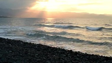 Alacakaranlık Kıyı Şeridi Koyu Kehribar Gökyüzü İndigo Denizi Siluetli Burunla Birleşiyor