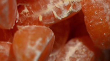 Mandarin Dilimleri Karanlık Yüzeyde Dönüyor. Tepeden Aşağıya Tertemiz Citrus Döngüsü, Taze & Canlı