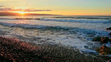 Kıbrıs Rum Kesimi 'ndeki Akdeniz Kıyısında Günbatımı Altın Gökyüzü ve Sakin Dalgalar Akşam Panoraması