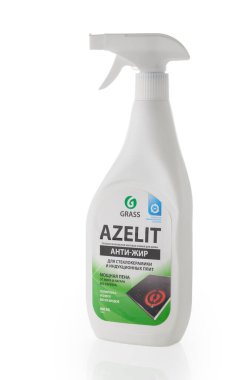 Tiflis, Gürcistan 11.16.2025 Grass Azelit anti-Fat temizlik ürünü özellikle cam seramik ve indüksiyon ızgaraları için formüle edilmiştir. Yağ ve inatçı lekeleri etkili bir şekilde temizler..