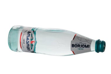 Gürcistan 'ın Tiflis kentindeki Gürcistan' ın koruma altındaki kaynaklarından 11.20.2025 Iconic yeşil Borjomi maden suyu şişesi. Doğal karbonat ve eşsiz mineral dengesi onu küresel olarak tanınan bir tedavi edici su haline getiriyor..