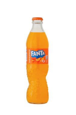Tiflis, Gürcistan 11.16.2025 Fanta Orange - Coca-Cola tarafından üretilen portakal aromalı popüler karbonatlı meşrubat. Şirketin ikinci en eski markası, ilk kez 1940 'ta piyasaya sürüldü..