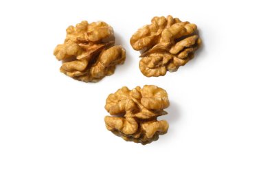 Walnut çekirdeklerinin makro çekim stüdyosu. Temiz beyaz arka plan ve sağlıklı fındık reklamları ve günlük atıştırmalıklar için detaylı doku..