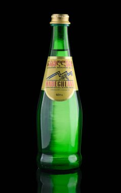 Tiflis, Gürcistan 11,28,2025. Siyah arka planda bir şişe doğal Gürcü maden suyu Nabeghlavi. Korunmuş kaynakların eşsiz bileşimine sahip terapötik masa suyu..