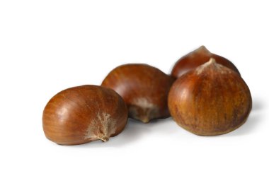 Stüdyo dolusu yenilebilir kestane. Temiz beyaz arka plan ve mevsimlik fındık reklamları ve sağlıklı atıştırmalıklar için zarif kabuk dokusu..