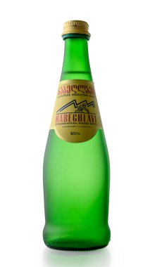 Tiflis, Gürcistan, 6 Aralık 2025 Bir şişe doğal karbonatlı Gürcistan maden suyu 