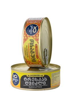 Tiflis, Gürcistan 'da 11.16.2025. Doğal su ve doğal morina karaciğerinde somon parçaları barındıran birinci sınıf balıklardan oluşan küratörlü bir ikili. Her iki kutu da balık koruma ve zarif ambalajlarda olağanüstü kalite sergiliyor..