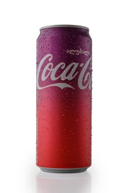 Tiflis, Gürcistan, 6 Aralık 2025. 1985 'te piyasaya sürülen ilk Coca-Cola çeşidi olan soğutulmuş Coca-Cola Cherry, temiz ve beyaz arka planda su damlacıklarıyla birlikte..