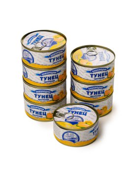 Tiflis, Gürcistan 11.09.2025. Beyaz arka planda kendi meyve suyunda metal konserve kutusuna yakın çekim. Balık resimli mavi etiket ve iştah açıcı parçalar balıkların doğallığını ön plana çıkarıyor..