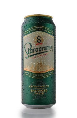 Tiflis, Gürcistan, 6 Aralık 2025. 1869 'dan beri üretilen klasik Çek birası olan soğutulmuş bir kutu Staropramen. İnce yoğunlaşma damlacıkları tazeliği ve mirası vurgular..