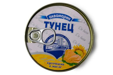 Tiflis, Gürcistan 'da 11.09.2025 Aquamarine ton balığının en üst görüntüsü beyaz arka planda kendi meyve suyuyla sunuluyor. İştah açıcı parçalar ve açık meyve suyu. Balıkların doğallığı reklamları ve sağlıklı beslenmeyi önler..