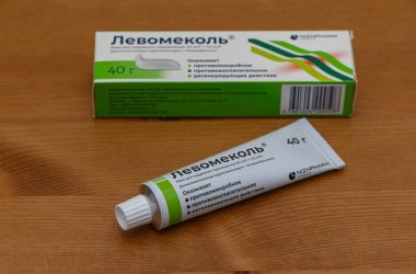 Tiflis, Gürcistan 11.16.2025 Levomekol - kloramfenikol antibiyotiği ile metilurasil yenileyici karışımı çift etkili merhem. Enfeksiyonları tedavi ederken doku onarımını hızlandırır ve iyileşme sürecini hızlandırır.