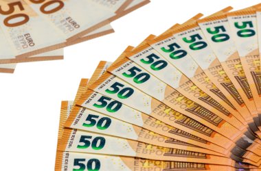 50 avroluk çok yönlü banknotların yaratıcı hayran tarzı gösterimi, mali bolluğu ve Avrupa para biriminin zarafetini temsil eden çekici dairesel bir model oluşturuyor.