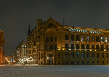 Letonya Radyo Binası, Letonya 'nın ulusal yayın kuruluşu olan Old Riga' daki Doma Laukums 'da yer almaktadır. Ortaçağ şehrinin kalbinde tarihi bir bina..
