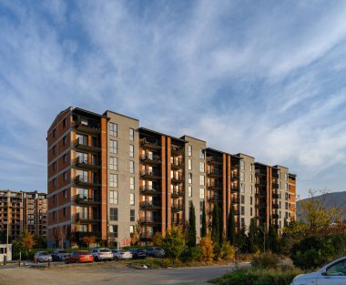 Maddi kalite ve tasarım üzerinde duruluyor. Görünür tırabzan profili, kaynak ya da boya kalitesi, cilalama tipi, inşaat seviyesi ve kompleks stili hakkında bilgi verme.