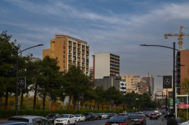 Saburtalo bölgesinde tipik huzurlu mahalle caddesi. Sovyet döneminden kalma konut blokları, yerel dükkanlar ve yeşilliklerin karışımı. Otantik günlük yaşam ve şehir atmosferi.