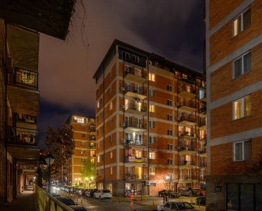 Kapsamlı bir bölge genel değerlendirmesi. Işıl ışıl yanan Jikia Evi, şehir ışıkları, trafik ve tipik binalardan oluşan bir ağa karşı mimari bir dayanak görevi görüyor..