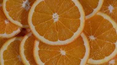 Birkaç portakal dilimi daire şeklinde dizilir ve bir tekerlek ya da girdap gibi döner. Sanatsal, biraz soyut bir besin bileşimi.