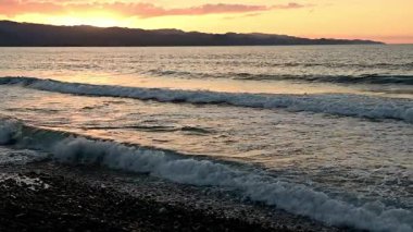 Ateşli gökyüzünün sakin Akdeniz 'le buluştuğu ikonik Kıbrıs' ın günbatımının çarpıcı 4K görüntüsü. Bu klip hem gerçek zamanlı görüntüleri hem de pürüzsüz bir zaman dilimini içeriyor,