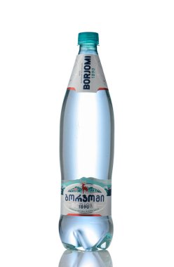 01.29.2026 Tiflis, Gürcistan profesyonel ürünü Gürcistan 'dan gelen karbonatlı sodyum bikarbonat mineral suyu olan bir PET (plastik) şişe Borjomi. Modern hafif şişe kusursuz beyaz bir arka planda mükemmel bir şekilde izole edilmiştir.