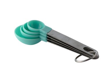 Beyaz arka planda birkaç yeşil plastik kaşık. Tek kullanımlık sofra takımı, piknik ya da yemek servisi kavramları için basit ve net bir kompozisyon.