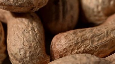 Kabuklarında hala yer fıstıklarının döküldüğü ve açık bir çuval çuvalı yüzeye çıkarak dinamik bir doğal kapsül şelalesi oluşturduğu sinematik çekim. Etkinlikte hareket ve serbest kalma, bolluk, hasat ve ham taşıma üzerinde duruluyor.