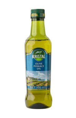 02.08.2026 Tiflis, Georgia Sleek, şeffaf cam şişe Kristal Zeytin Pomace yağı, 500 ml, temiz beyaz arka planda tek başına duruyor. Etiket net ve okunaklı, ürün adı ve ayrıntıları gösteriliyor.