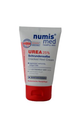 02.09.2026 Tiflis, Gürcistan Bir tüp Numis Med ayak kremi Yüksek yoğunlukta 25 ürea, tamamen izole edilmiş beyaz bir arka plan. Bu profesyonel ürün özellikle etkili bir ilaç tedavisi sergiliyor.
