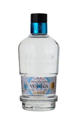 02.09.2026 Tiflis, Gürcistan. Zarif bir şişe Naud. Saf Fransız buğdayından yapılmış seçkin bir Fransız votkası. Bu profesyonel stüdyo resmi markanın modern ve sofistike estetiğini yakalar.