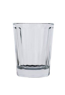 Geleneksel votka bardağının karmaşık yüzeyi üzerine odaklanan aşırı yakın çekim makro çekim. Işık kristalin içinden geçer, göz kamaştırıcı kırılmalar, gökkuşağı ve kesik kenarlarda keskin gölgeler yaratır..