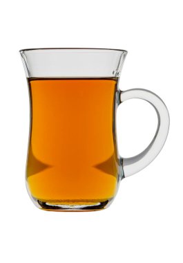 Kehribar çayıyla dolu şeffaf cam bir fincanın zarif stüdyo fotoğrafı el değmemiş beyaz arka planda tek başına duruyor. Temiz cam güzel bir şekilde zengin çay rengini sergilerken, hassas buhar yüzeyden yavaşça yükseliyor.