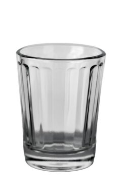 Geleneksel bir Rus tarzı votka kadehinin zarif bir stüdyo fotoğrafı el değmemiş beyaz arka planda tek başına duruyor. Yüzeysel tasarım ışığı yakalar ve kırarak güzel geometrik desenler ve parlak gölgeler yaratır..