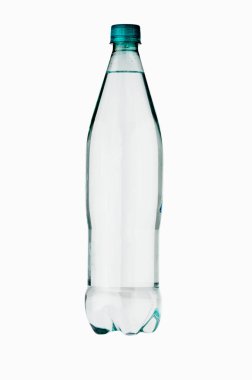 Maden suyuyla dolu bir PET plastik şişenin profesyonel ürün fotoğrafı. Yüksek kalitede gıda kalitesinde polietilen tereftalattan yapılmış şeffaf şişede ergonomik bir şekil var.