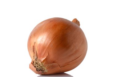 Temiz beyaz arka planda izole edilmiş taze soğanın yüksek çözünürlüklü stüdyo görüntüsü. Doğal kahverengi deri dokusu, ince yumuşak gölge ve keskin detay profesyonel bir ticari görünüm yaratır. Yemek pişirme konseptleri ve malzeme koleksiyonları için ideal.