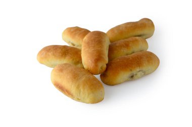 Beyaz arka planda izole edilmiş, domuz yağı salosuyla dolu geleneksel Letonya pirozhki 'sinin yüksek çözünürlüklü stüdyo fotoğrafı. Altın pişmiş hamur ve sağlıklı doldurma özgün Letonya mutfağı, imajı gıda blogları için ideal hale getiriyor