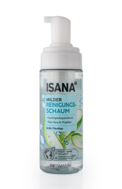 24 Şubat 2026 Tiflis, Gürcistan ISANA Hafif Reinigungsschaum hafif yüz temizleyici köpük aloe vera ve micelles ile beyaz arka planda izole. Tüm cilt tipleri için uygundur. 165 ml hacim. Makyajı nazikçe temizler, temizler ve nemlendirir.