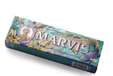 24 Şubat 2026 Tiflis, Georgia Marvis Sinuous Lily sınırlı Bahçe Koleksiyonu diş macunu, 75 ml beyaz arka planda izole. Beyaz zambak kokulu eşsiz nane aromalı. Diş minesi koruması için florür içeriyor. Zarif retro tarzı