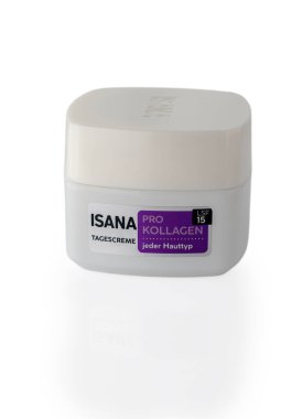 14 Mart 2026, Tiflis, Gürcistan Yüksek Çözünürlüklü Stüdyo fotoğrafı Isana Pro-Kollagen Performans Nachtcreme, kozmetik gece yüz kremi, temiz beyaz arka planda izole edilmiş. Cilt bakımı katalogları ve güzellik ürünleri listeleri için uygun