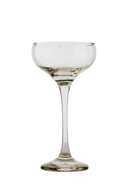 Temiz beyaz arka planda izole edilmiş modern bir kokteyl bardağı. Bu içki kadehleri içki servisi, katmanlı içkiler ya da küçük kokteyller için kullanılır. Profesyonel stüdyo çekimi, basit silindirik şekli ve şeffaflığını vurguluyor.