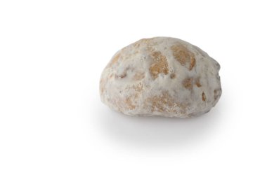 Geleneksel Rus pryanik kurabiyesinin stüdyo fotoğrafı, parlak bir şeker jölesiyle kaplanmış ve temiz beyaz bir arkaplanda izole edilmiş. Altın-kahverengi fırın dokusu, yumuşak şekerli kaplamayla birleşince çok çekici bir şekerleme imgesi yaratıyor.