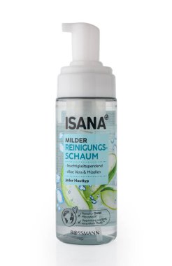 24 Şubat 2026 Tiflis, Gürcistan ISANA Hafif Reinigungsschaum hafif yüz temizleyici köpük aloe vera ve micelles ile beyaz arka planda izole. Tüm cilt tipleri için uygundur. 165 ml hacim. Makyajı nazikçe temizler, temizler ve nemlendirir.