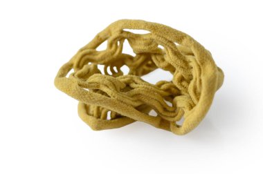 Yumuşak kadife kumaştan yapılmış zarif saç elastiği beyaz bir arka planda izole edilmiş, eşsiz örgülü bir tasarımı var. Şık saç modelleri yapmak için lüks bir aksesuar. Güzellik konseptleri, moda ve kaliteli saç aksesuarları için mükemmel..