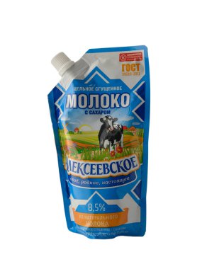 02.02.2026 Tiflis, Gürcistan. Saf beyaz bir zemin üzerinde tamamen izole edilmiş, şekerli, tatlandırılmış bir konserve Alekeyevskoye konservesi. Bu profesyonel ürün klasik mavi-beyaz etiket tasarımını sergiliyor