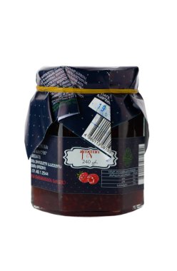 02.08.2026 Tiflis, Gürcistan Açık bir kavanoz Emmi ahududu reçeli içinde kırsal ahşap bir kaşık dinleniyor ya da üzerine yaslanıyor, temiz beyaz bir zemin üzerine yerleştiriliyor. Kaşık, dokunsal, doğal bir element ekler ve hemen kullanım ve ev yapımı olduğunu gösterir.