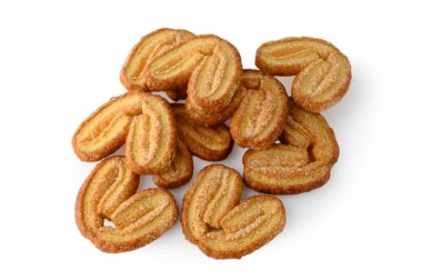 Karamelli şekerli puf böreğinden yapılmış çıtır Fransız Palmier kurabiyeleri, beyaz arka planda izole edilmiş. Görünür ince hamur tabakaları ve altın kabuk. Şekerleme reklamları, yemek blogları ve stok fotoğrafçılığı için mükemmel..