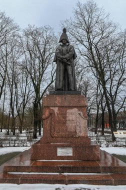Letonya 'nın Riga kentindeki Esplanade Park' ta bulunan Rus Mareşal ve Savaş Bakanı Michael Barclay de Tolly anıtı. Napolyon Savaşları 'nın önde gelen askeri komutanını onurlandırdı..